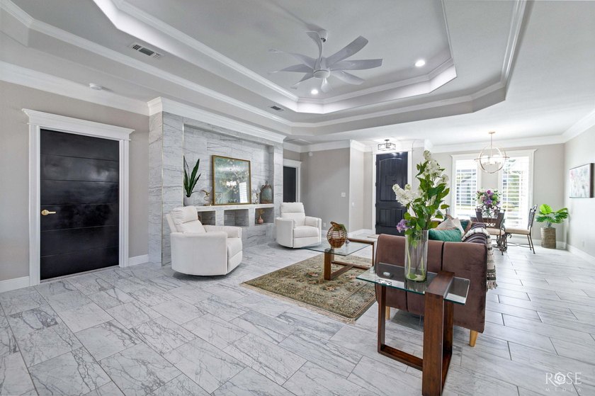 Welcome to this exquisite residence in the highly desirable - photo 4