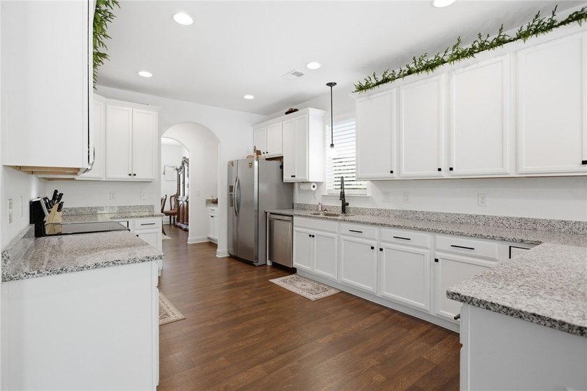 Welcome to your absolute dream home at 525 Sixteenth Cir - photo 2