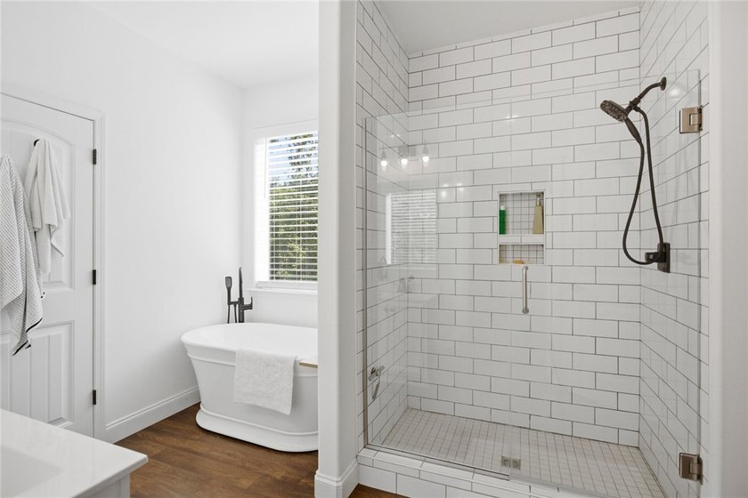 Welcome to your absolute dream home at 525 Sixteenth Cir - photo 4