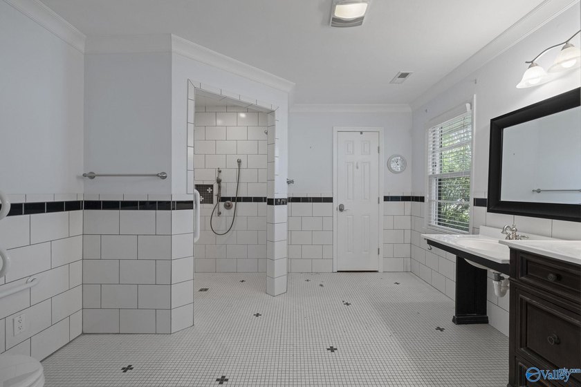 Welcome home to one of Blossomwood's favorite neighborhoods! - photo 2