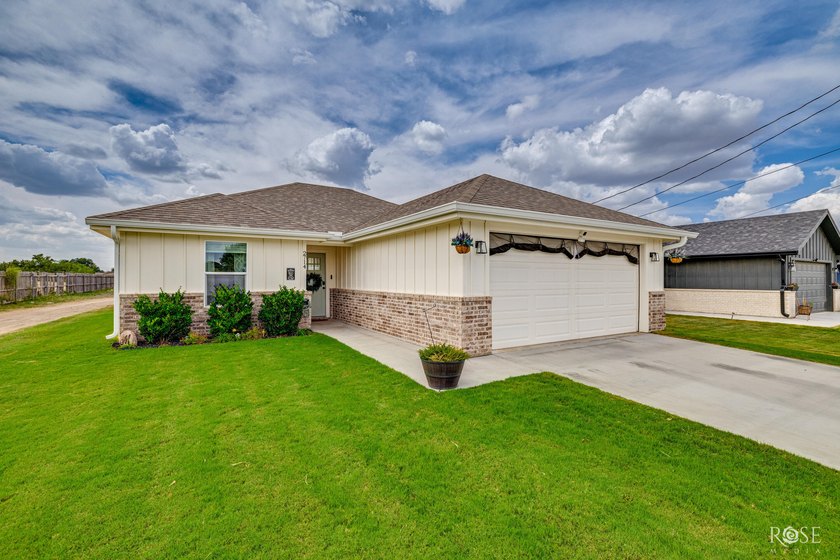 Welcome home to this beautifully 2023 maintained one-owner - photo 2