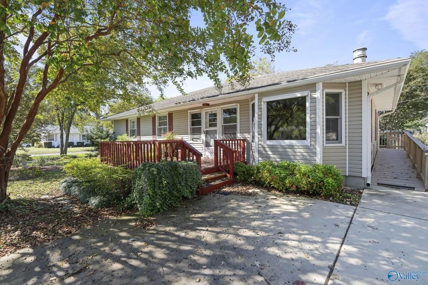 Welcome home to one of Blossomwood's favorite neighborhoods! - photo 4