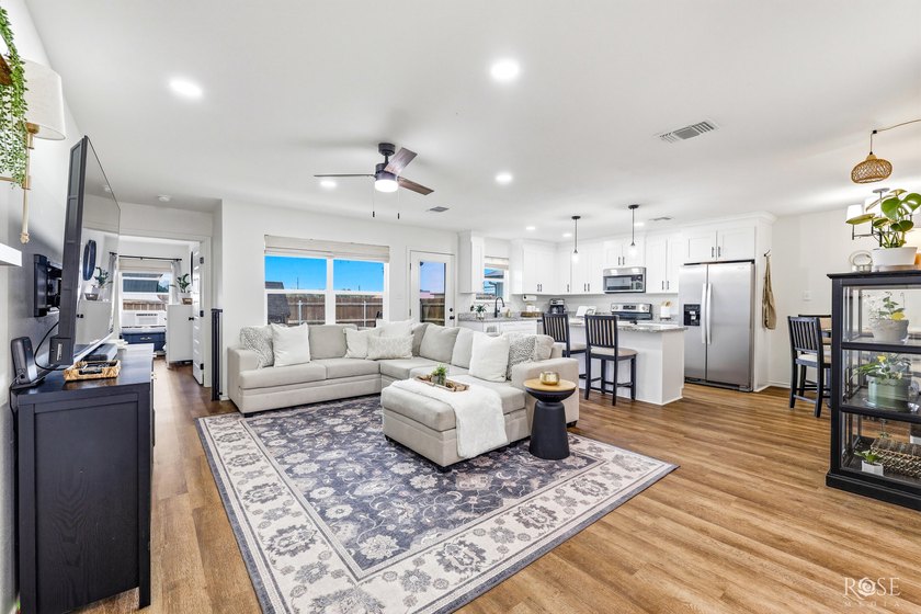 Welcome home to this beautifully 2023 maintained one-owner - photo 5