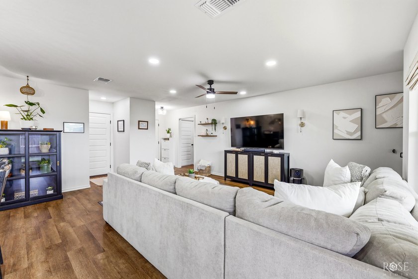 Welcome home to this beautifully 2023 maintained one-owner - photo 7