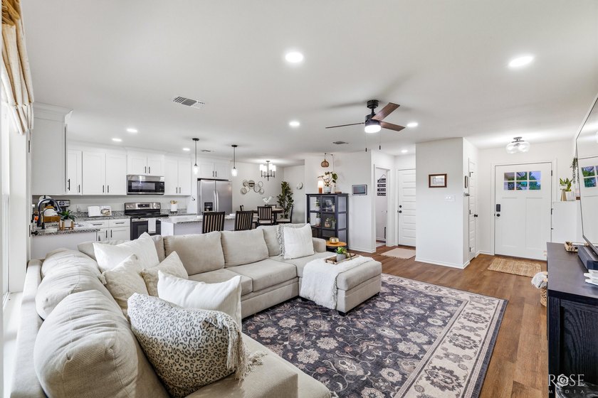 Welcome home to this beautifully 2023 maintained one-owner - photo 8