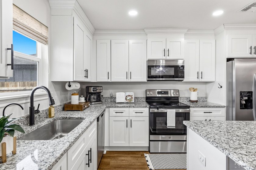 Welcome home to this beautifully 2023 maintained one-owner - photo 10
