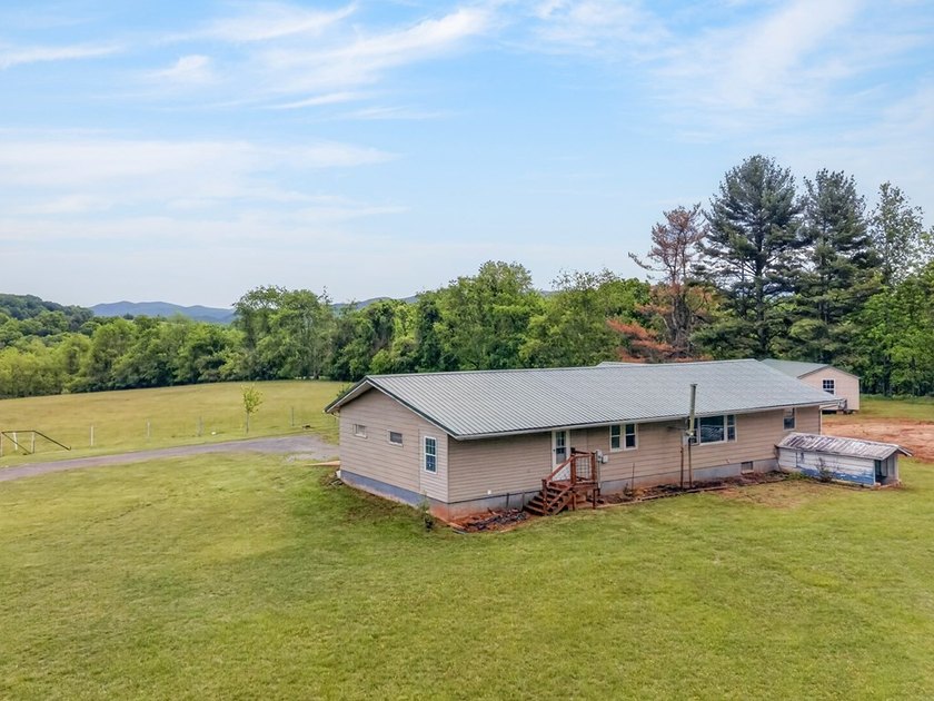 Enjoy the perfect blend of country living and outdoor adventure - photo 13