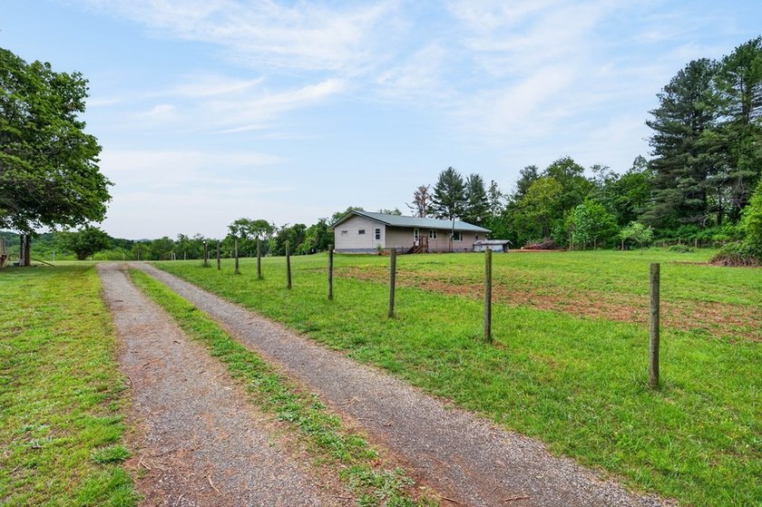 Enjoy the perfect blend of country living and outdoor adventure - photo 20
