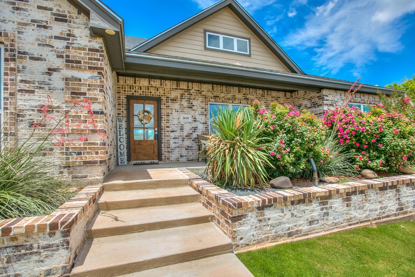 Check out this extraordinary 4 bed 3 bath home close to - photo 3