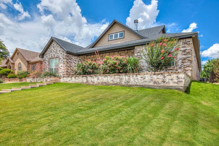 Check out this extraordinary 4 bed 3 bath home close to - photo 4