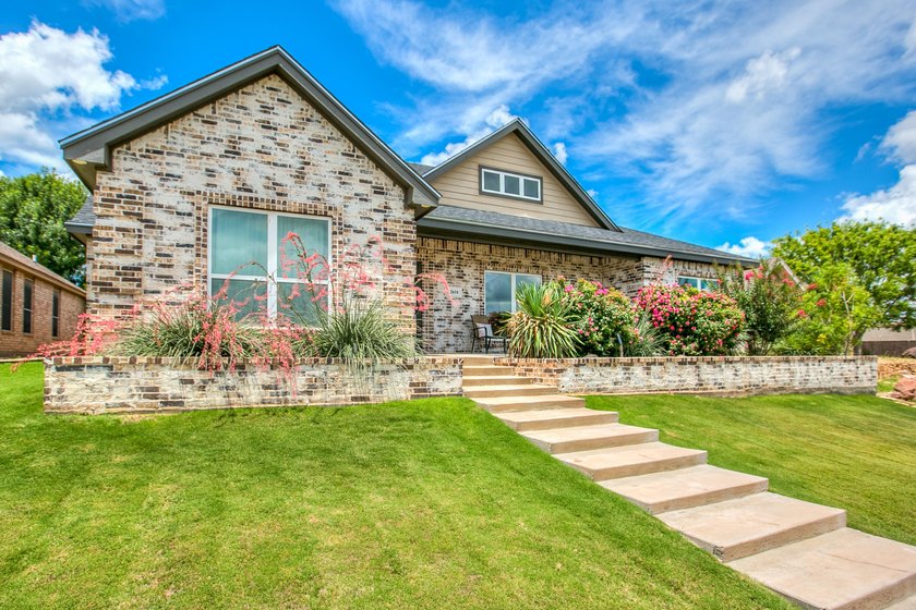 Check out this extraordinary 4 bed 3 bath home close to - photo 5