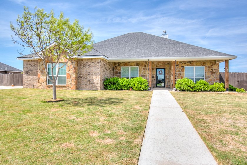 Welcome to your new home! This beautifully maintained 3 bed 2 - photo 3