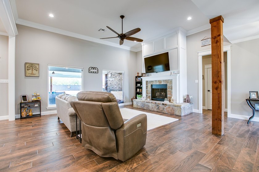 Welcome to your new home! This beautifully maintained 3 bed 2 - photo 9