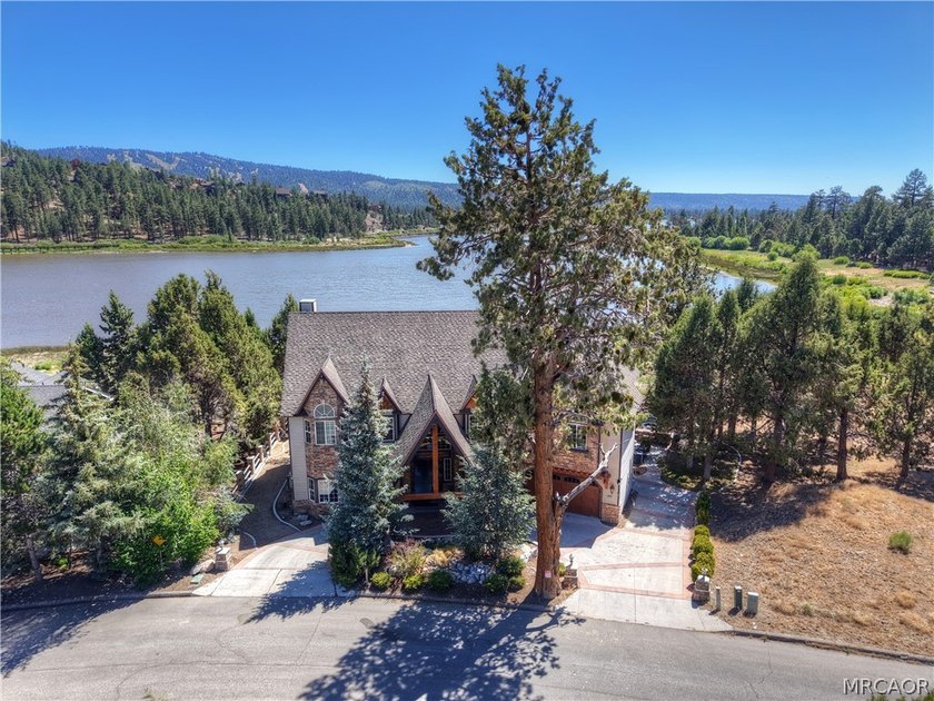 Welcome to an extraordinary custom-built mountain retreat where - photo 2