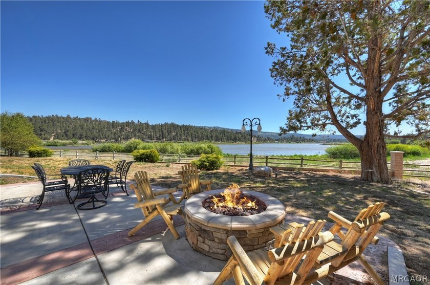 Welcome to an extraordinary custom-built mountain retreat where - photo 4