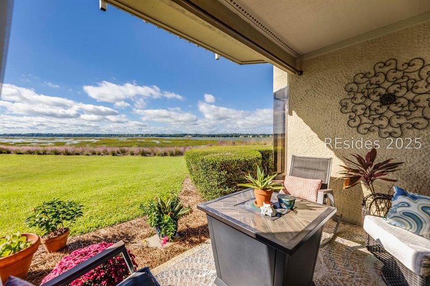 Beautifully maintained 2BR/2BA Newport villa with expansive - photo 2