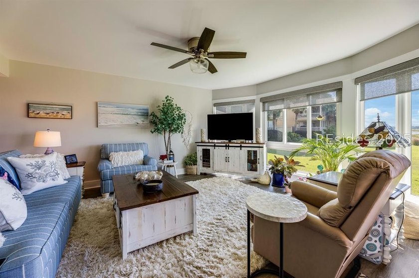 Beautifully maintained 2BR/2BA Newport villa with expansive - photo 4
