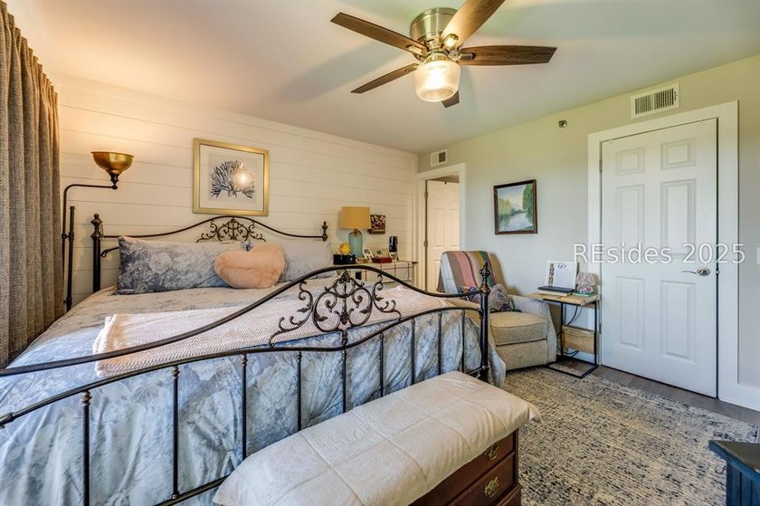 Beautifully maintained 2BR/2BA Newport villa with expansive - photo 8