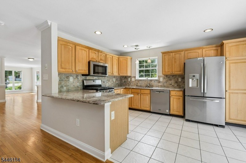 Absolutely beautiful 3-bedroom, 2.5-bath end-unit townhouse - photo 11
