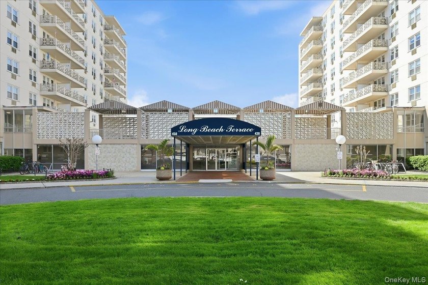 Oceanfront Living at its Finest! Turn-key 1BR/1BA cooperative in - photo 2