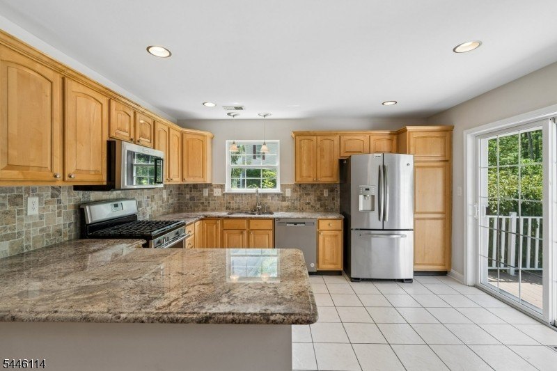 Absolutely beautiful 3-bedroom, 2.5-bath end-unit townhouse - photo 13