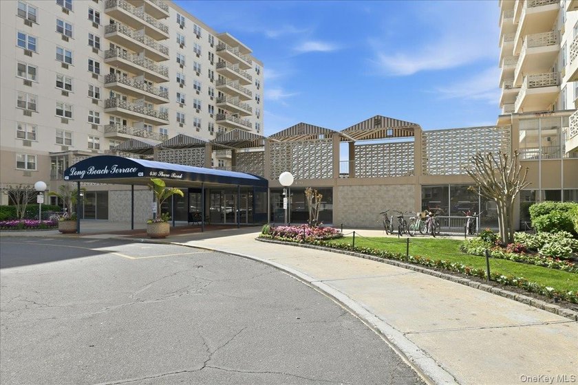 Oceanfront Living at its Finest! Turn-key 1BR/1BA cooperative in - photo 3