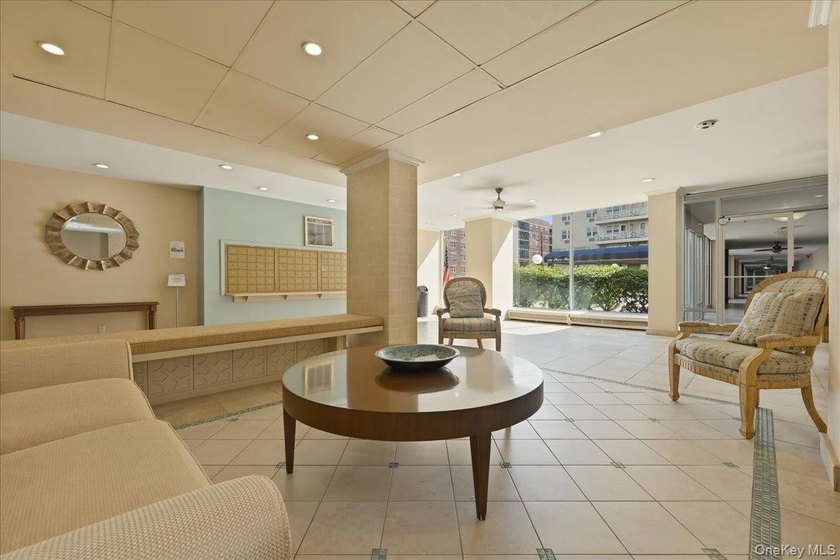 Oceanfront Living at its Finest! Turn-key 1BR/1BA cooperative in - photo 4