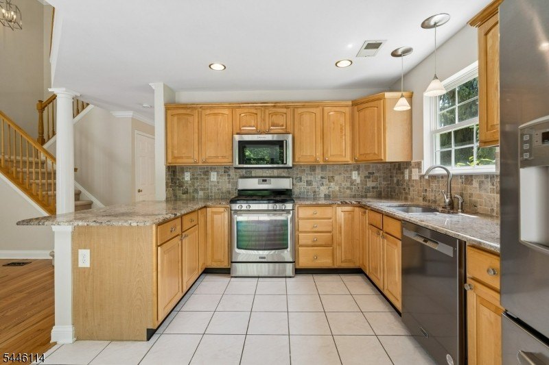 Absolutely beautiful 3-bedroom, 2.5-bath end-unit townhouse - photo 15