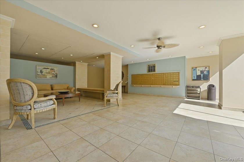 Oceanfront Living at its Finest! Turn-key 1BR/1BA cooperative in - photo 5