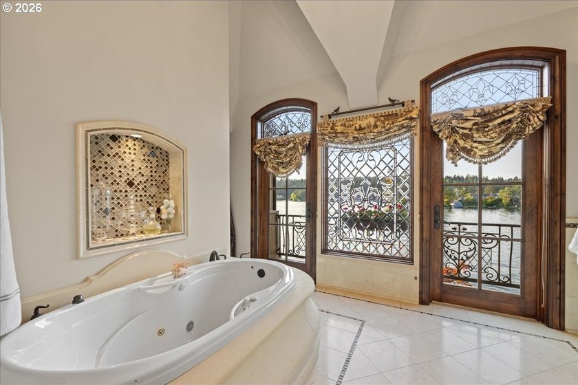 RESORT LIVING ON LAKE OSWEGO'S WATERFRONTBest value on the main - photo 18