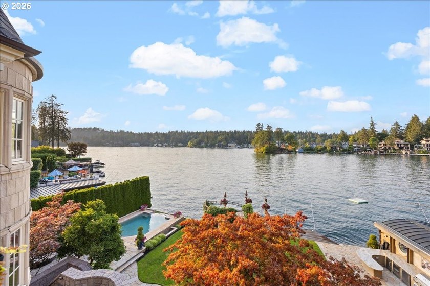RESORT LIVING ON LAKE OSWEGO'S WATERFRONTBest value on the main - photo 25