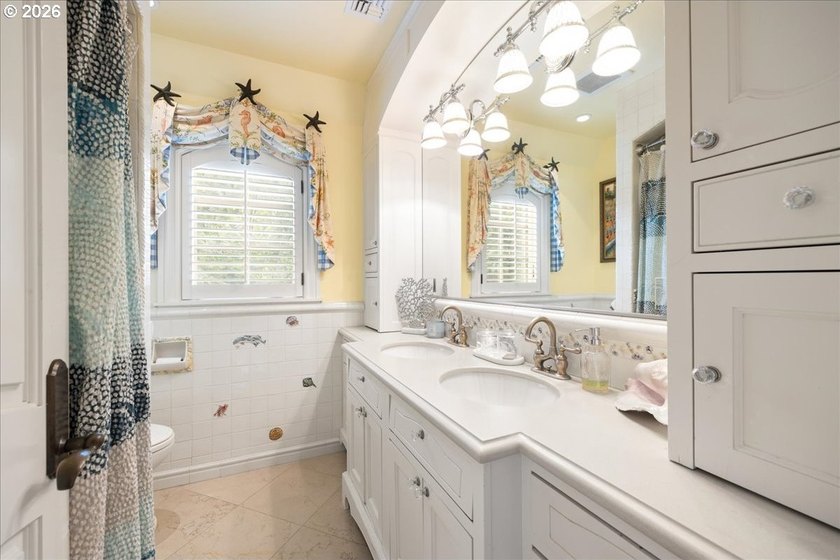 RESORT LIVING ON LAKE OSWEGO'S WATERFRONTBest value on the main - photo 30