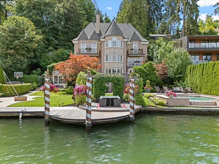 RESORT LIVING ON LAKE OSWEGO'S WATERFRONTBest value on the main - photo 36
