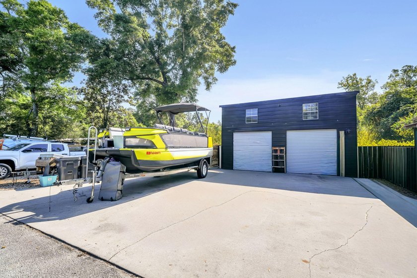 Move-in ready home in growing Freeport, close to the Black Creek - photo 4
