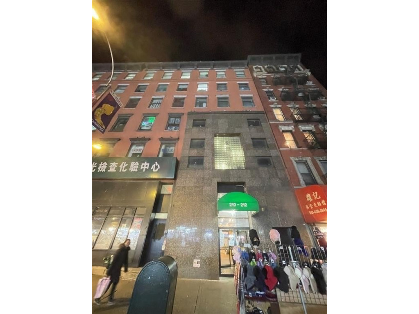 Prime opportunity in the heart of Chinatown! This fully vacant - photo 3