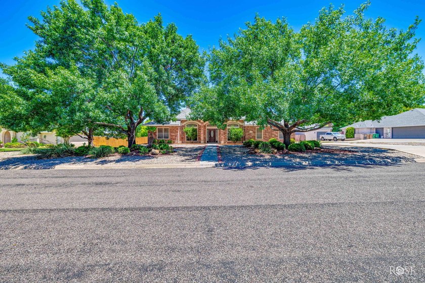 This beautiful home offers spacious living with soaring ceilings - photo 2