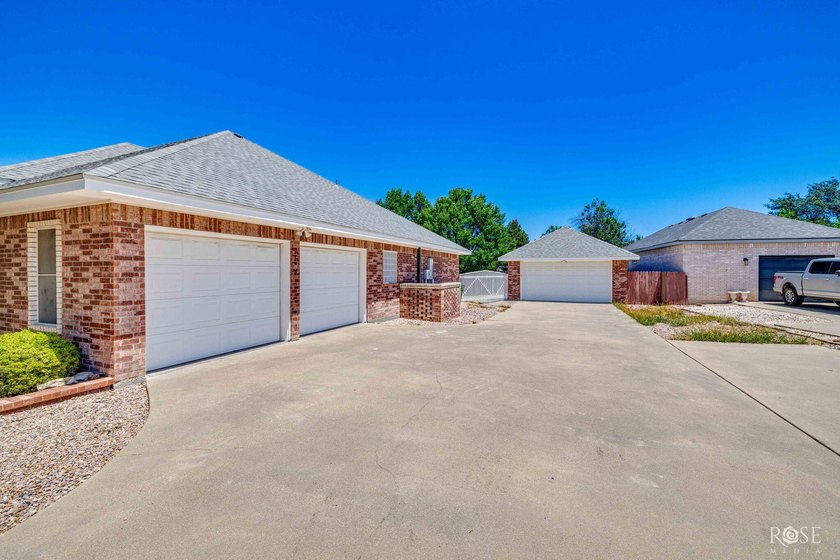 This beautiful home offers spacious living with soaring ceilings - photo 5