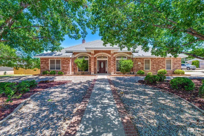 This beautiful home offers spacious living with soaring ceilings - photo 6