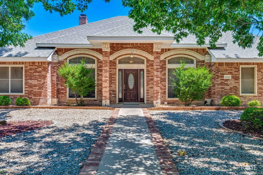 This beautiful home offers spacious living with soaring ceilings - photo 7