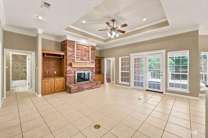 This beautiful home offers spacious living with soaring ceilings - photo 10