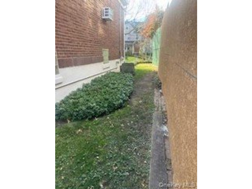 Welcome to this charming home in Staten Island, just five - photo 28