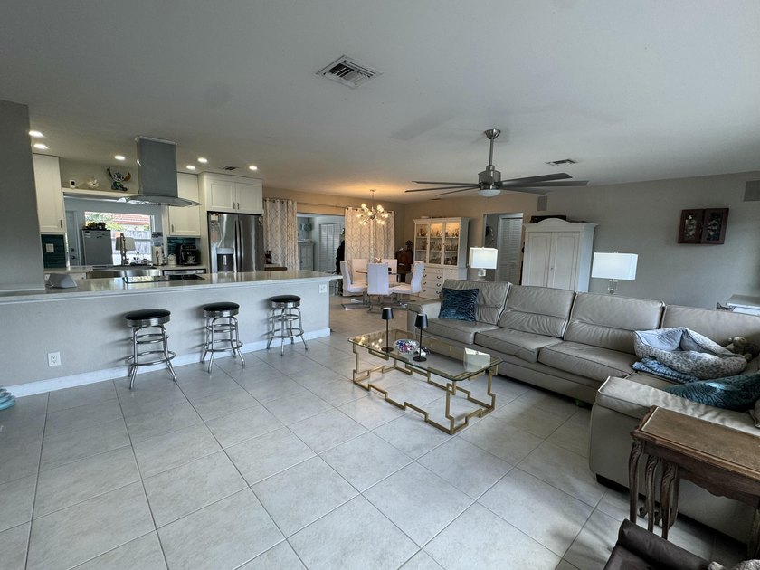 Perfectly situated on beautiful corner-lot in the highly - photo 4