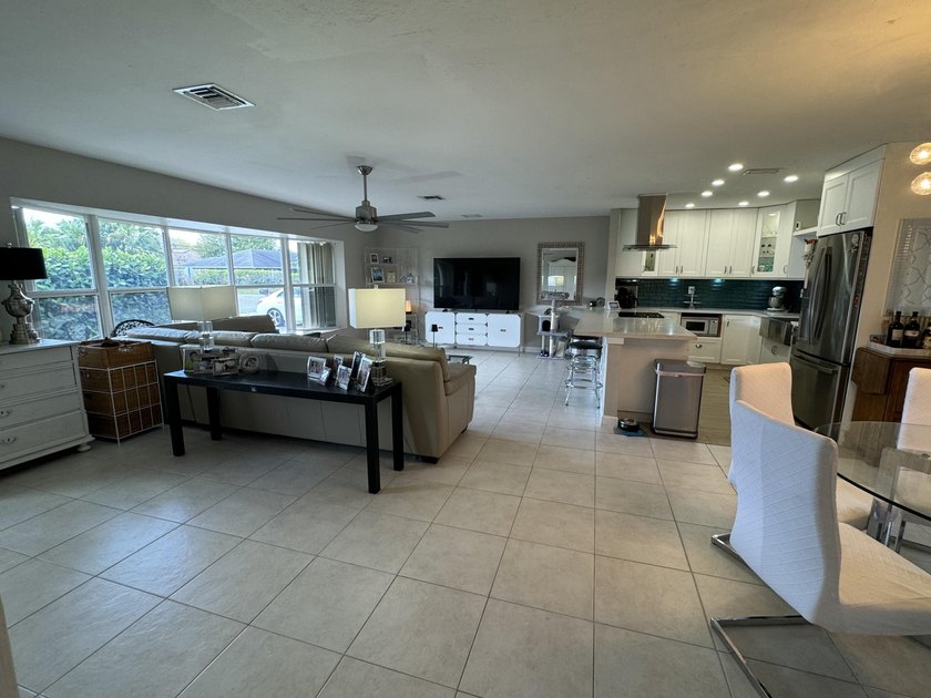 Perfectly situated on beautiful corner-lot in the highly - photo 5
