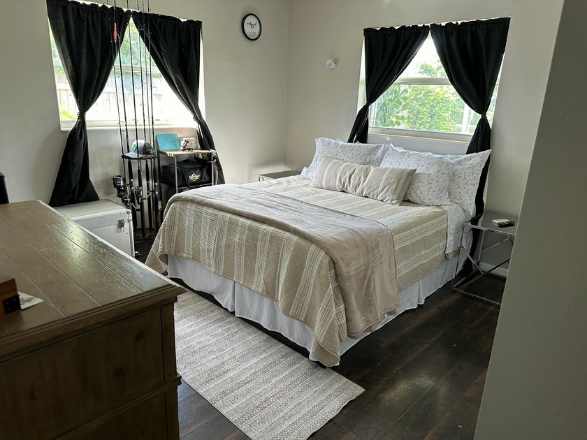 Perfectly situated on beautiful corner-lot in the highly - photo 8