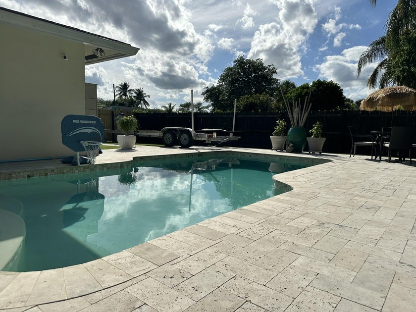 Perfectly situated on beautiful corner-lot in the highly - photo 10