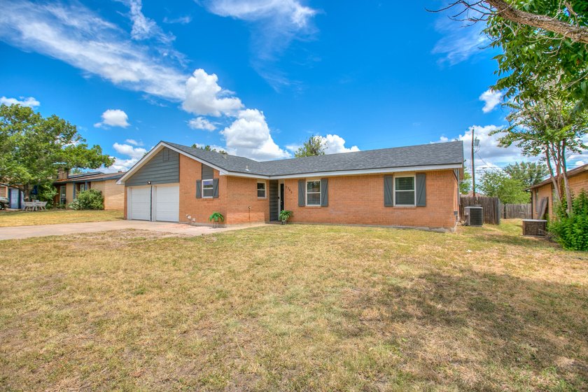 Welcome home to this beautifully updated 4-bedroom, 2-bathroom - photo 3