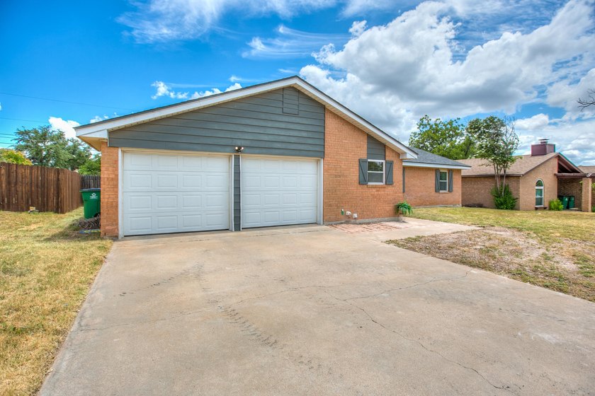 Welcome home to this beautifully updated 4-bedroom, 2-bathroom - photo 4