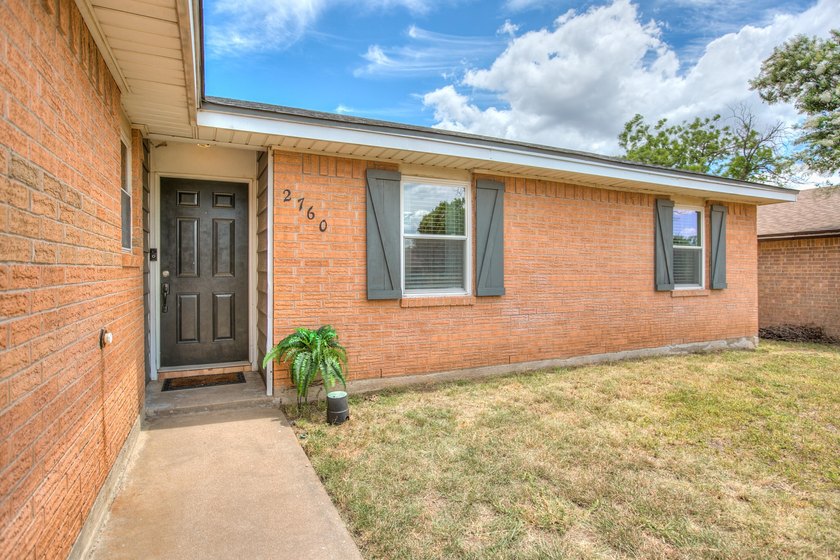 Welcome home to this beautifully updated 4-bedroom, 2-bathroom - photo 5