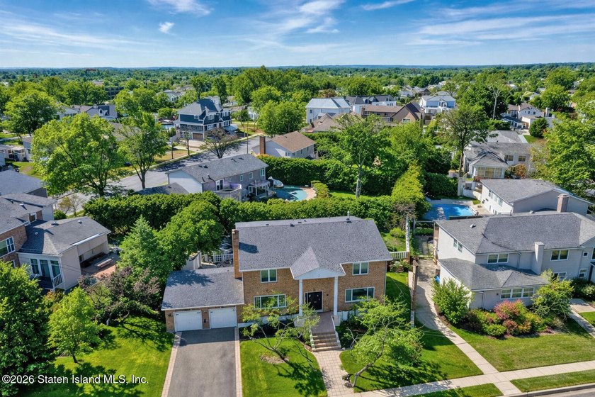 Nestled on a serene cul-de-sac in the prestigious Richmond Town - photo 2
