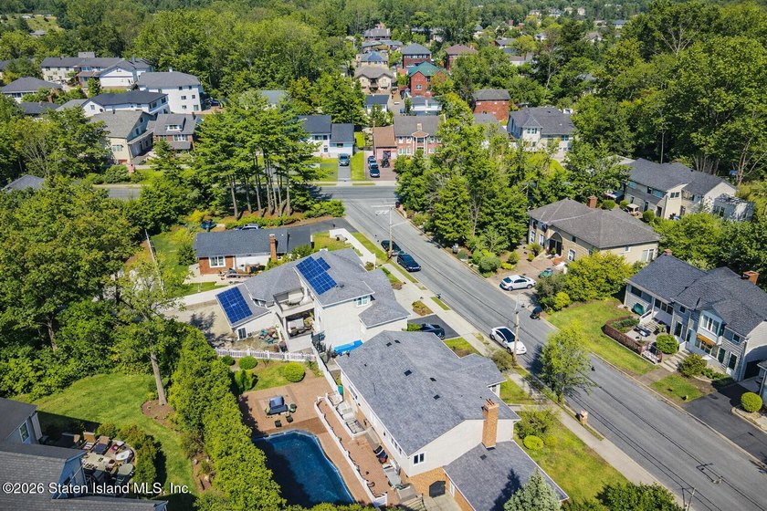 Nestled on a serene cul-de-sac in the prestigious Richmond Town - photo 3
